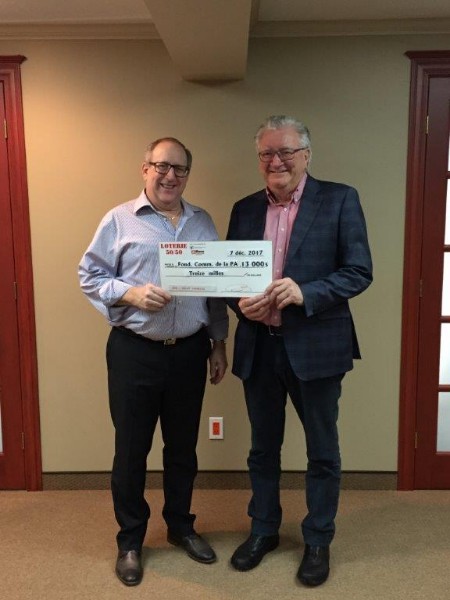 Paul Lebreton, propriétaire du Homme Hardware Tracadie remet un don au
directeur général de la Fondation Communautaire pour le fonds de bourses du
Home Hardware Tracadie.